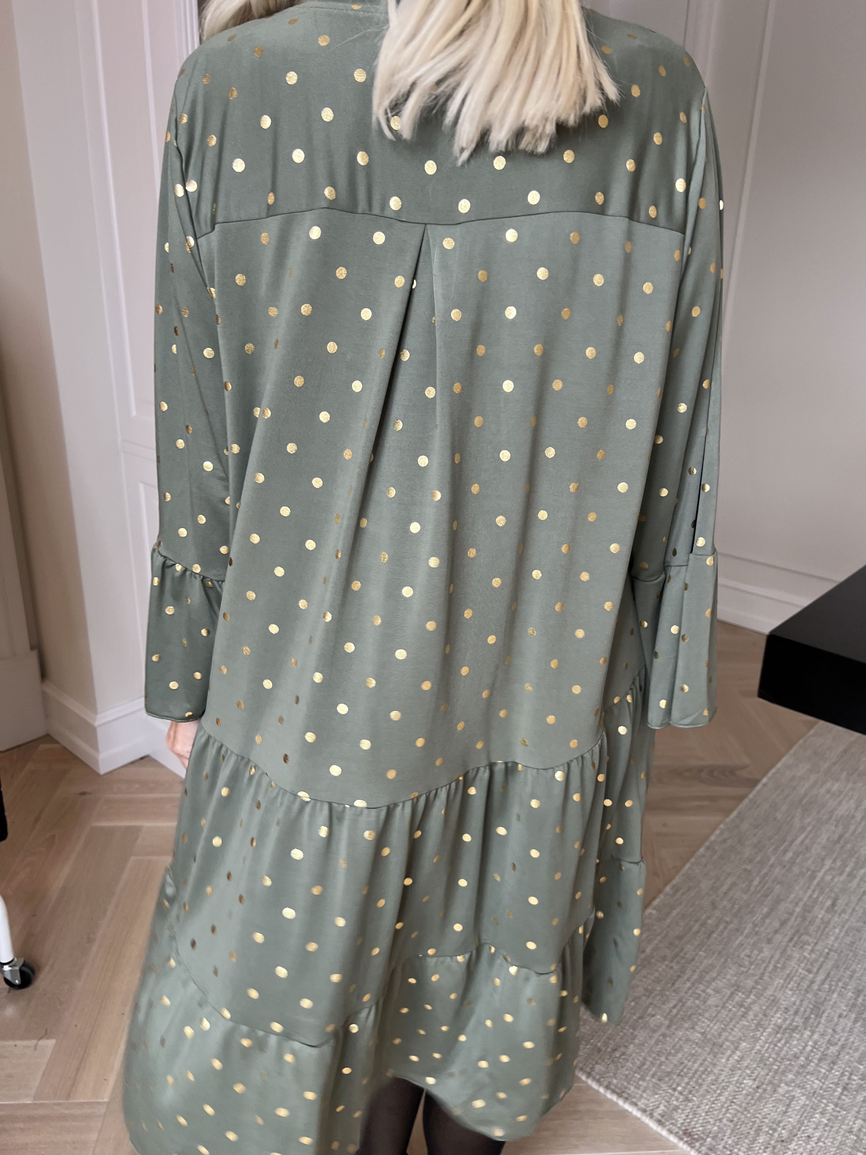 Milania Dot - Elastisk kjole med guld prikker og flæselag